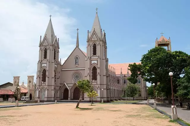 Wat binne de ynteressante plakken dy't yn Nembo wurdich binne om te besykjen? 8213_2