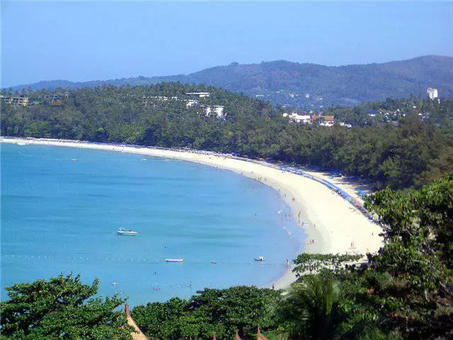 Características de festas na praia de Kata