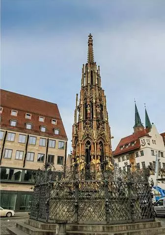 Sur la place du marché de Nuremberg 8305_2