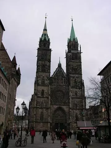 Á markaðstorginu í Nuremberg 8305_3