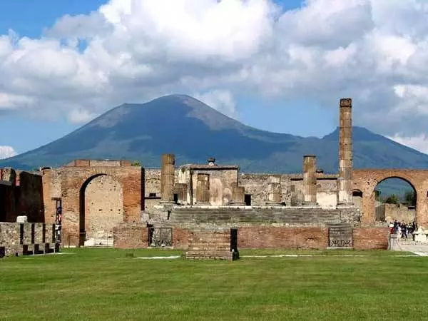 O fea e alu i ai ma tamaiti i Naples? 8310_12