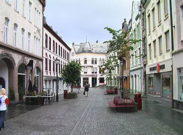 Gegrillter Aalesund - eine Stadt ertrinkt im Nebel