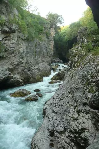 Çfarë duhet të shikoni në ekskursione në Maykop - Lago-Naki Plateau, Khajochskaya Tesnin, Waterfalls Ruffaggo