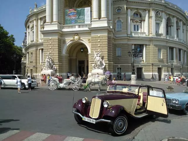 Odessa - Ciudad de las películas, maravillosos monumentos, clubes nocturnos brillantes y mar.