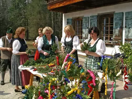 Salzburgda qanday an'anaviy bayramlarga tashrif buyurish mumkin? 8563_11