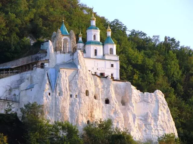 A cidade dos lugares sagrados, natureza bonita e mosteiros - Svyatogorsk