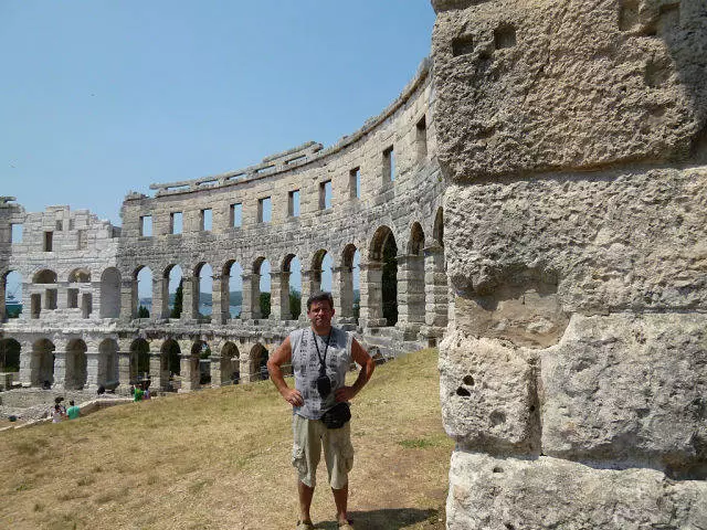 Ndị Rome Amphitheater na ọdọ mmiri