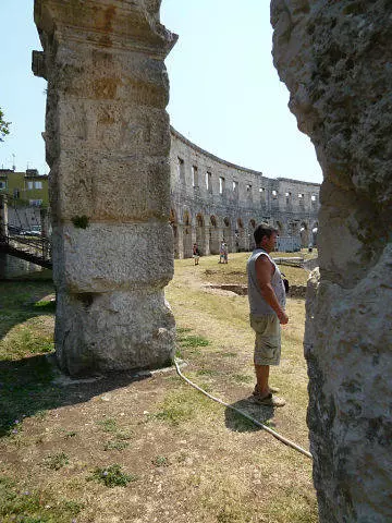 Amfiteatre romà a la piscina 8715_3