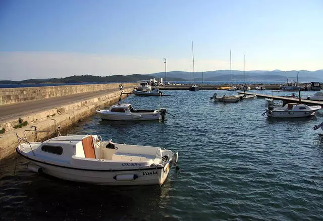 Conhecimento agradável com a Croácia da ilha em Korcula.