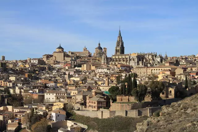 Wat sinn déi noosten Stied am Wäert vun der Vakanz zu Madrid?