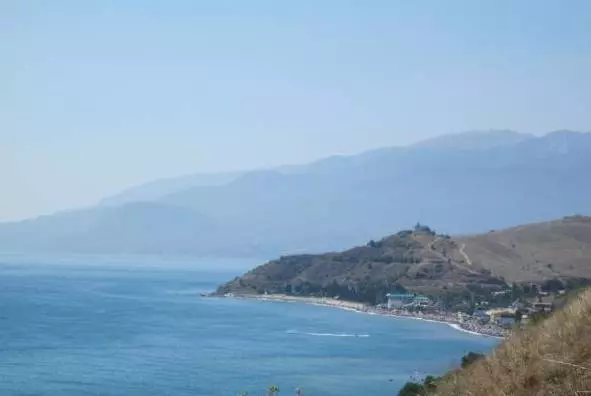 Solhenogorskoye - laut yang bersih dan gunung yang indah.