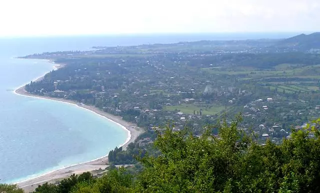 Saison relaxante dans Zandripsh. Quand est-il préférable d'aller à Tsandripsh en vacances? 8907_1