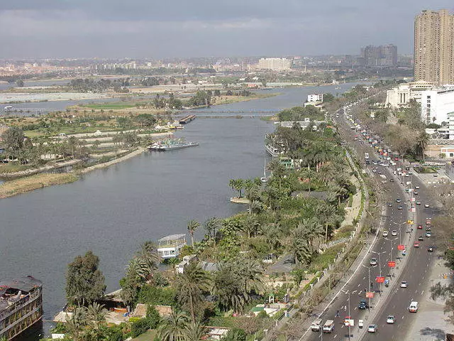 Cairo ແມ່ນເມືອງຂອງຕະຫຼາດ, ໂບດແລະຫໍພິພິທະພັນ. 9718_1