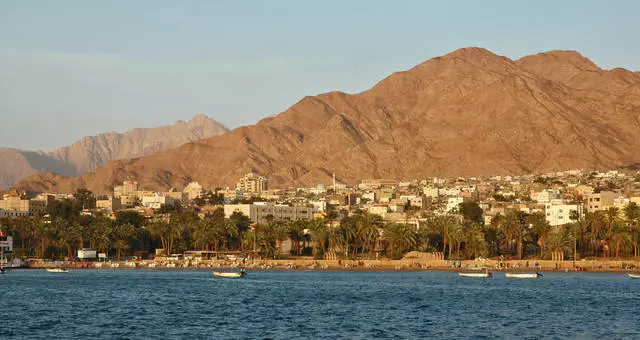 Aqaba foldocht oan ûnder wetterfreisping en âlde ries 9818_1